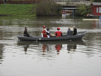 908079 Afbeelding van een Sinterklaas met twee Zwarte Pieten in een roeiboot op het Merwedekanaal te Utrecht.